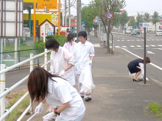 国道4号線歩道の清掃